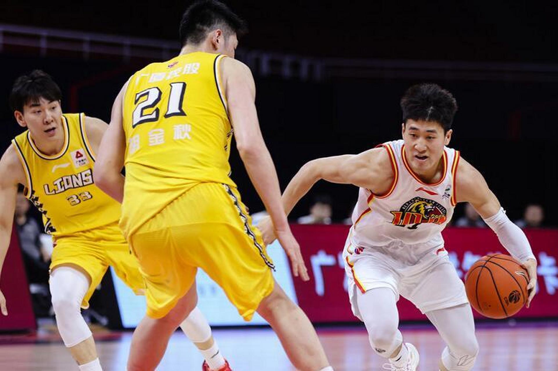 江苏队鏖战山东队，库里高光表现