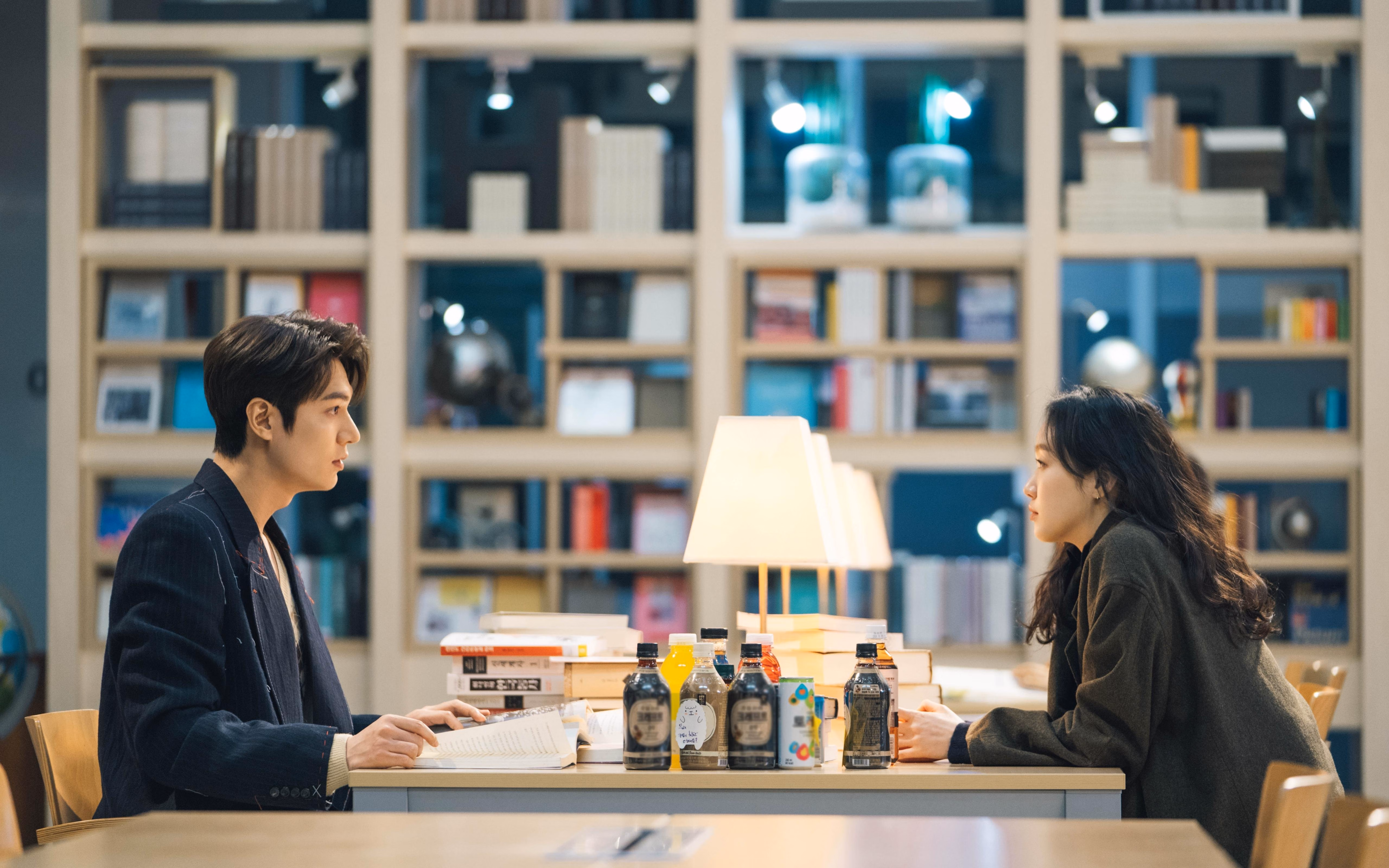 绿茵场之外的焦点战，美加墨世界杯之夜，库里以三分暴雨证明超凡